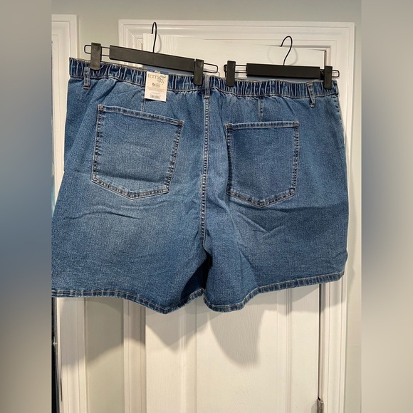 NWT Terra & Sky Size 4X Elastic Back Zip Up Split Hem Med Wash Denim Jean Shorts - Picture 5 of 11